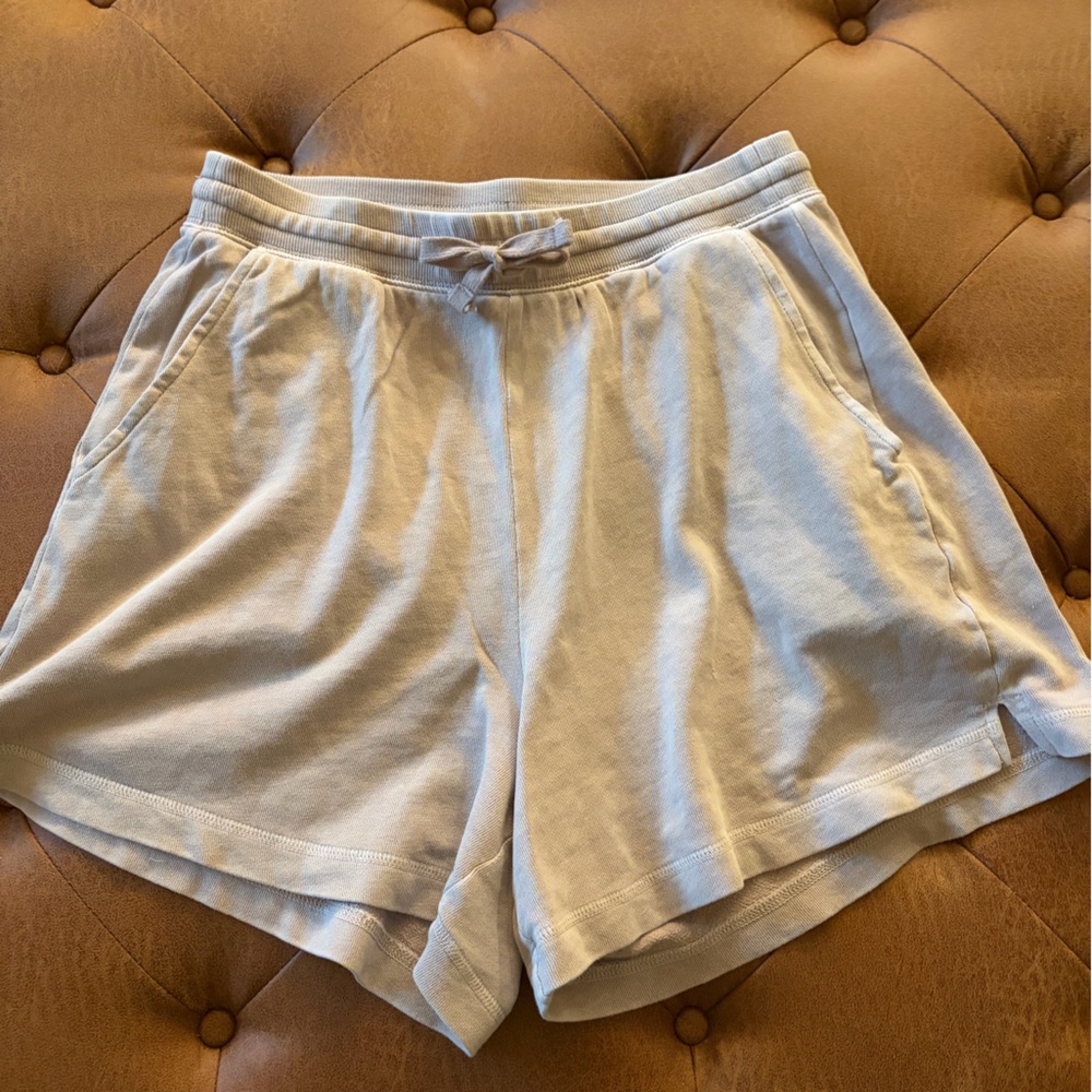 Old Navy cream colored shorts